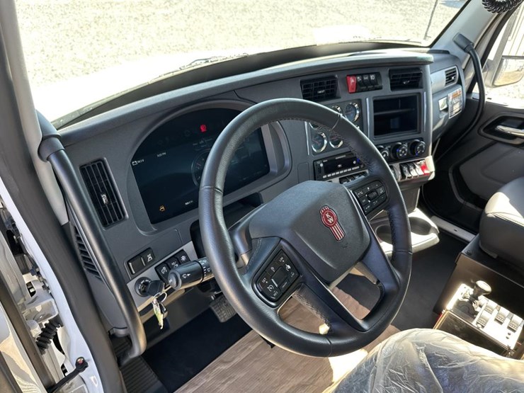 2025-kenworth-t880-image-29