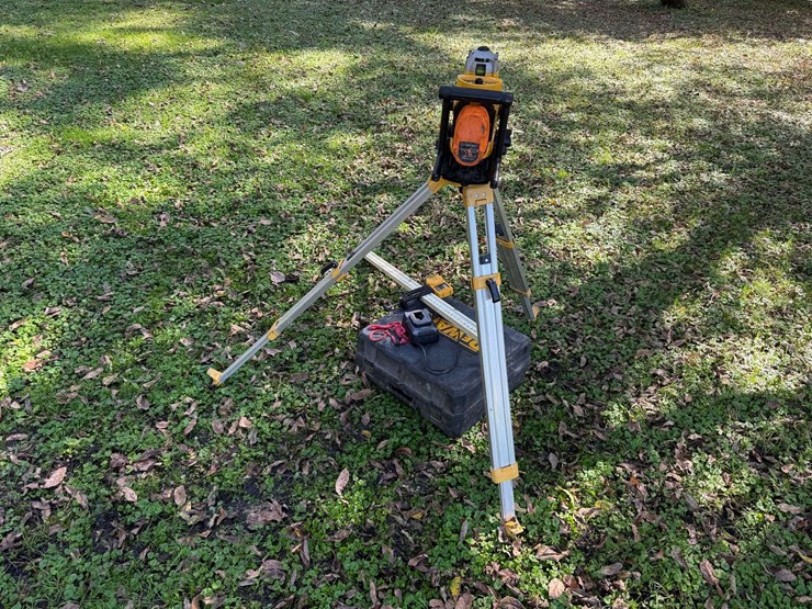 dewalt-dw073-cordless-rotary-laser,-with-grade-stick,-charger,-and-18v-battery,-tripod-and-case,-in-image-5