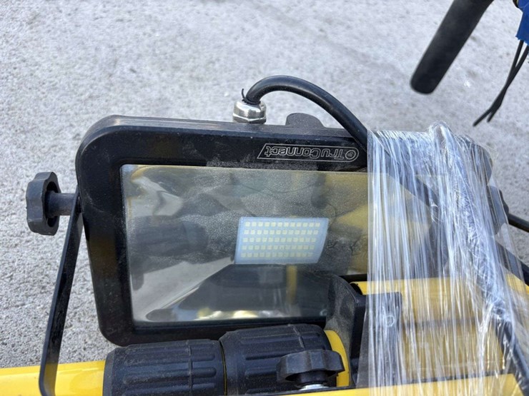 shop-light-stand,-with-(2)-led-lights,-unused-image-3