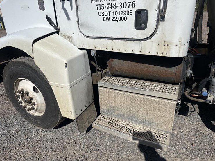 2005-peterbilt-385-image-12