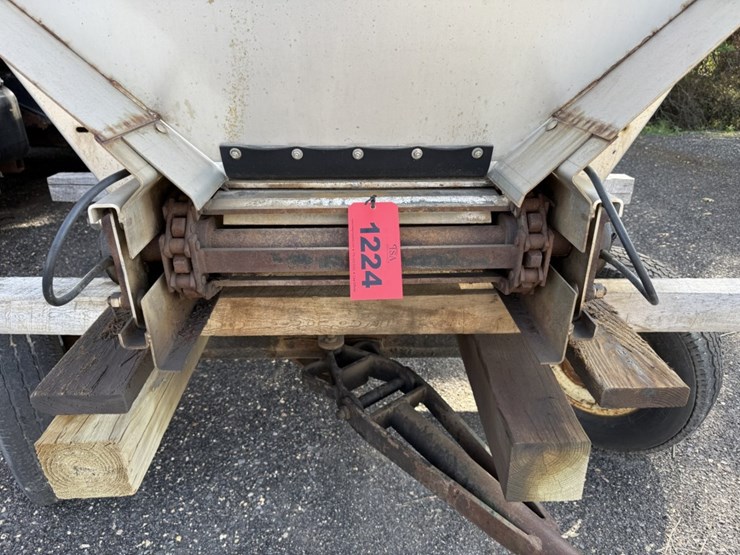 #1224-•-15’-v-box-stainless-steel-salt-spreader-image-9