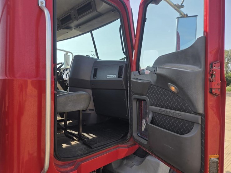 #1244-•-mack-gu813-day-cab-truck-tractor-image-32