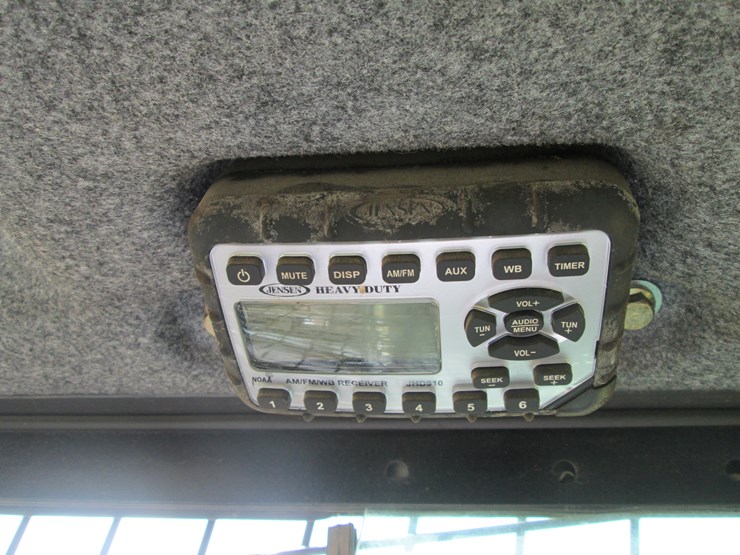 new-holland-l228-image-30