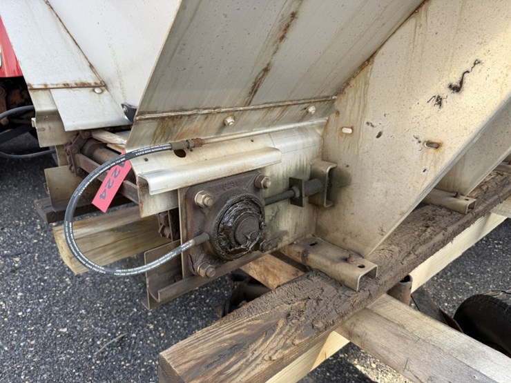 #1224-•-15’-v-box-stainless-steel-salt-spreader-image-10