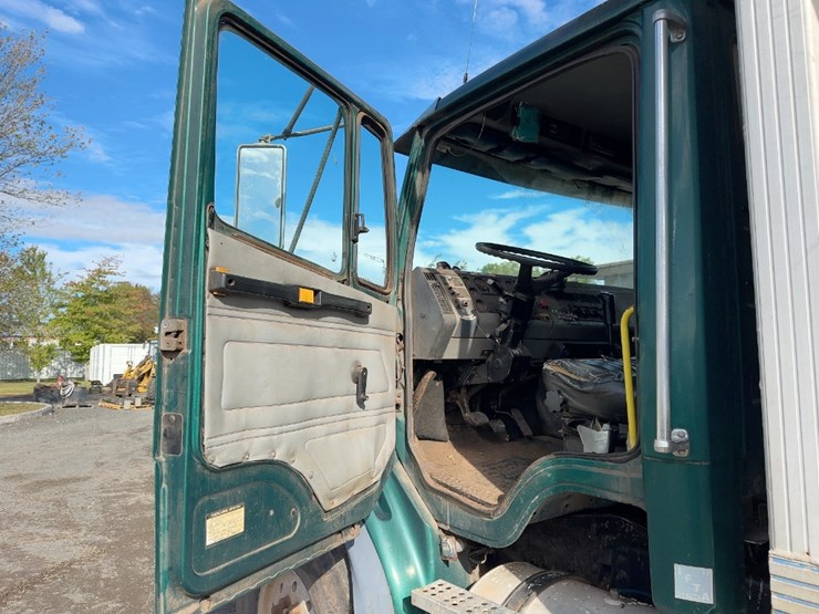 2000-freightliner-fl112-image-19