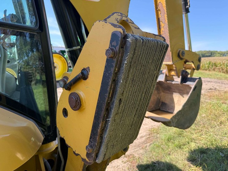 2014-caterpillar-420f-image-40