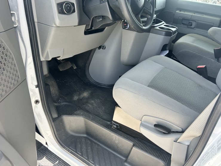 2022-ford-e350-image-28