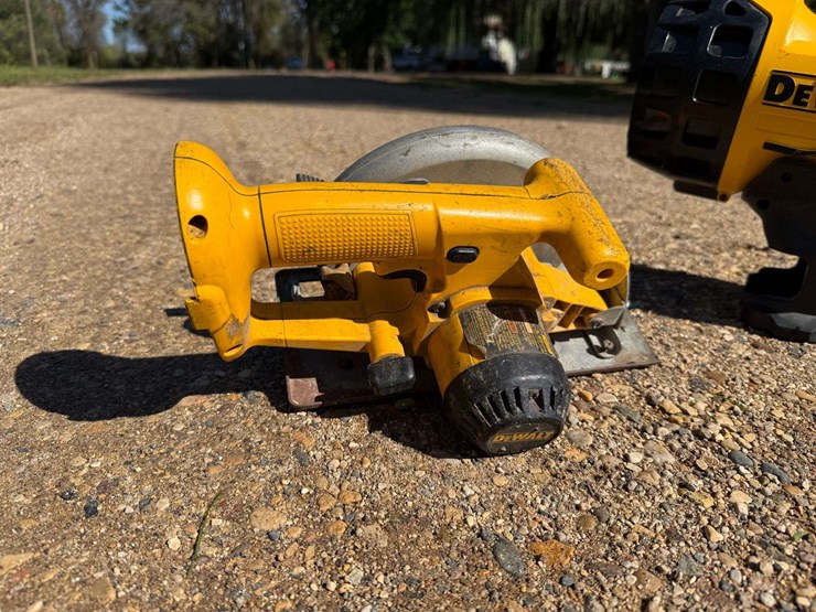 dewalt-20v-leaf-blower-and-dewalt-18v-6-½”-circular-saw,-no-batteries,-both-work-image-3