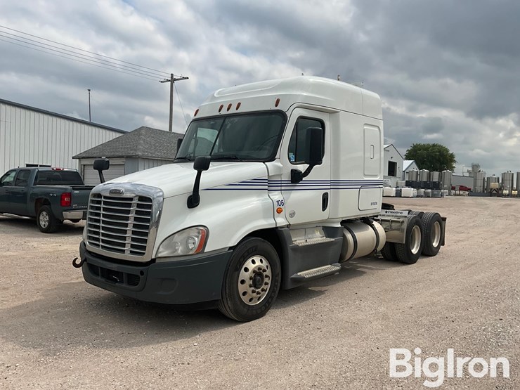 2015-freightliner-cascadia-125-image-1