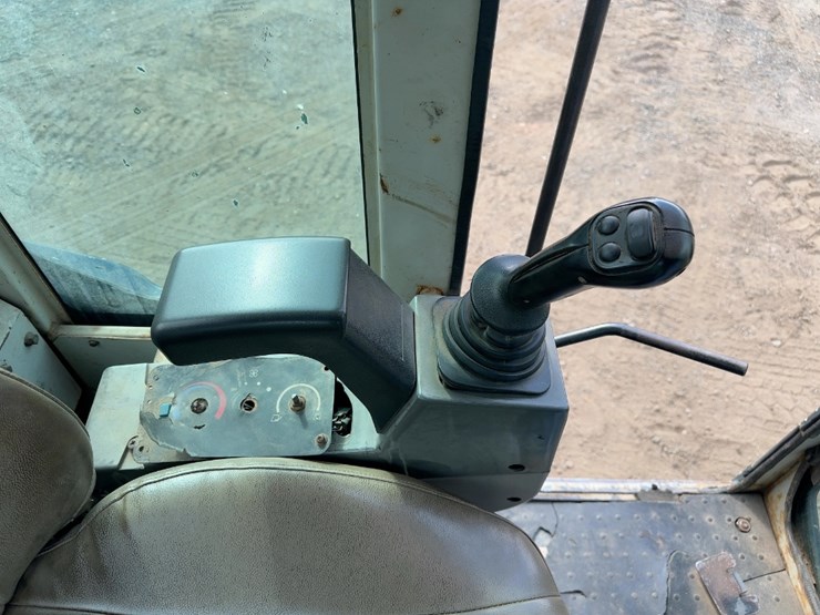 2005-takeuchi-tb175-image-32