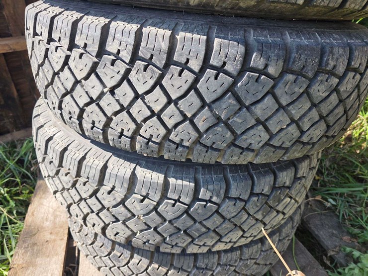 (4)-8.75r16.5-tires-on-dually-rims,-good-tread,-some-sidewall-cracks-image-8