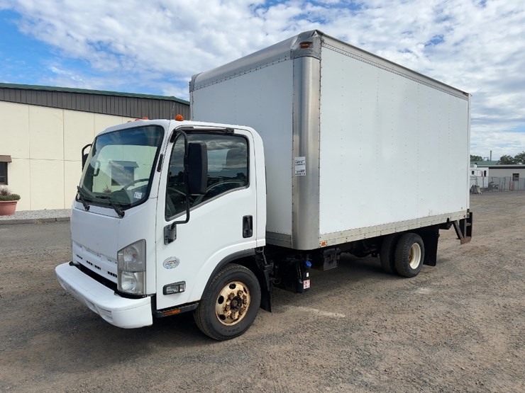 2012-isuzu-npr-hd-image-1