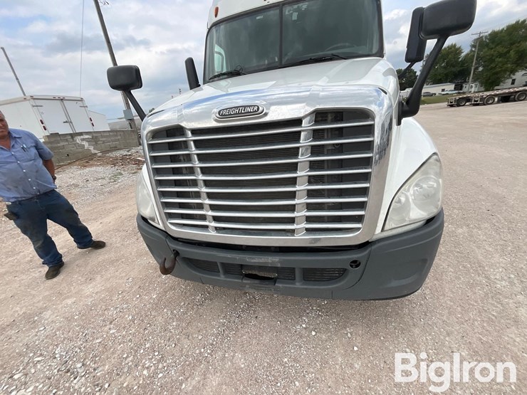 2015-freightliner-cascadia-125-image-10