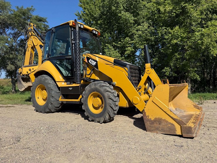 2014-caterpillar-420f-image-1