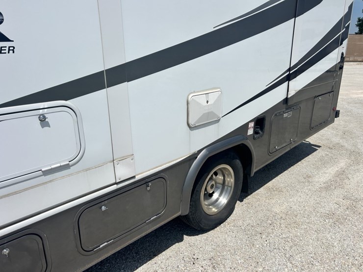 2017-ford-e450-image-14