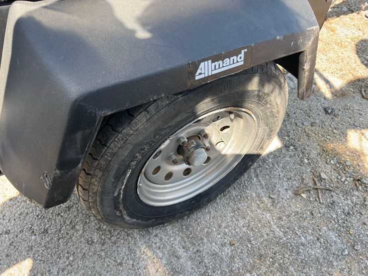 2019-allmand-night-life-v-series-light-plant-image-10