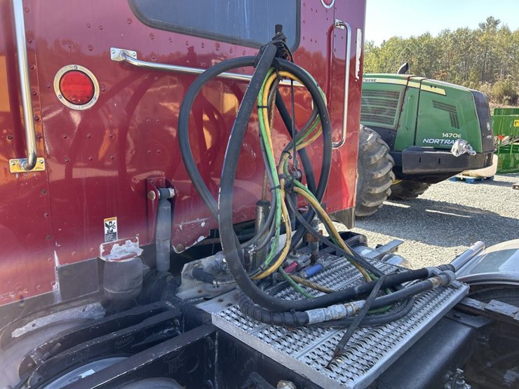 2012-peterbilt-389-image-15