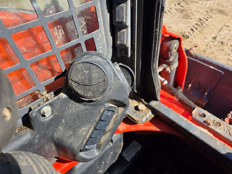 2019-kubota-ssv75-image-44