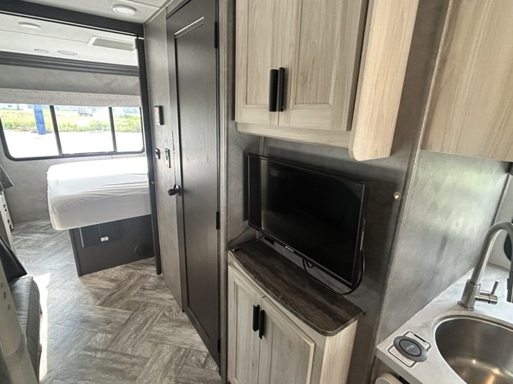 2021-ford-e450-image-66
