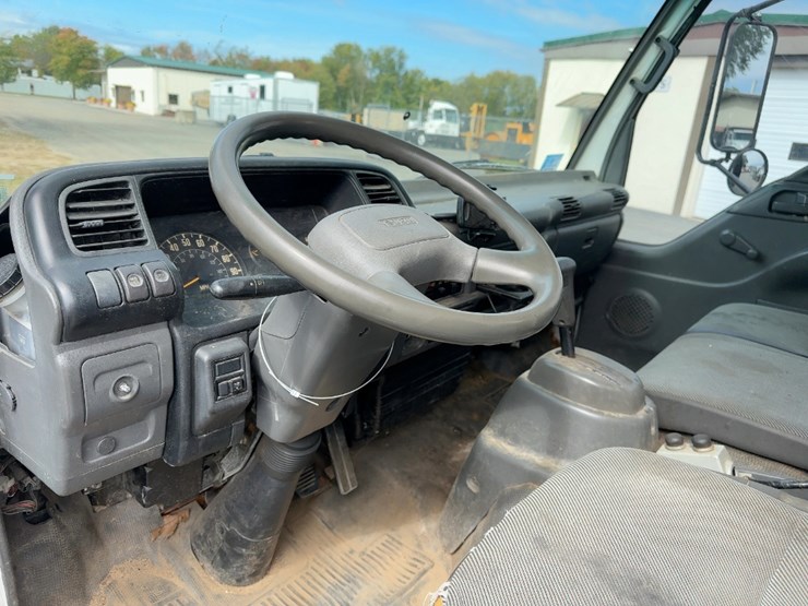 2003-isuzu-npr-image-24