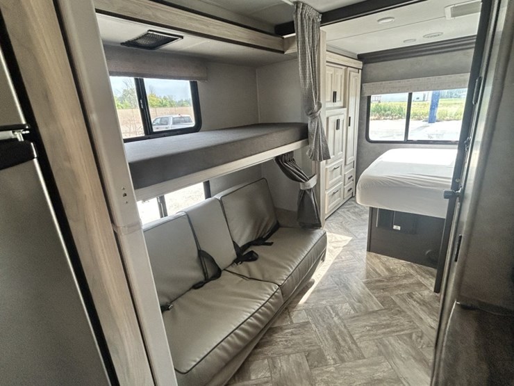 2021-ford-e450-image-65