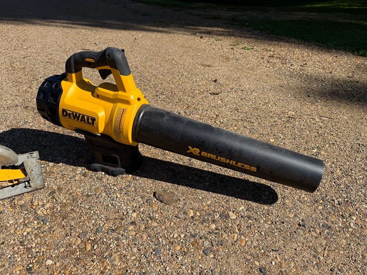 dewalt-20v-leaf-blower-and-dewalt-18v-6-½”-circular-saw,-no-batteries,-both-work-image-2