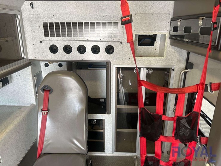 2016-freightliner-m2-106-braun-ambulance-image-32
