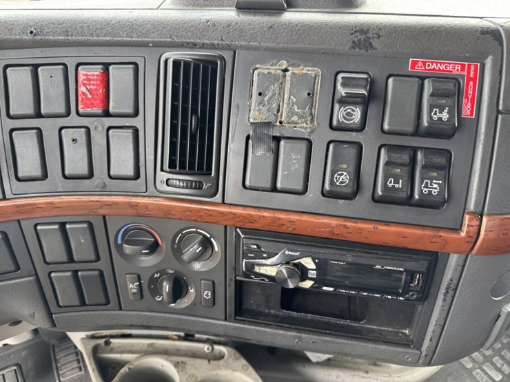 #1097-•-2006-volvo-ve-d12-sleeper-semi-tractor-image-56