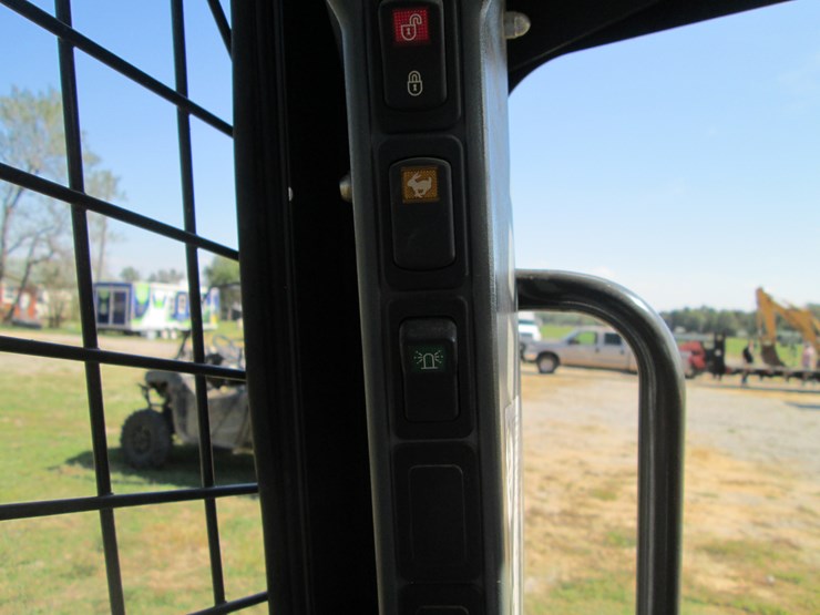 new-holland-l228-image-26