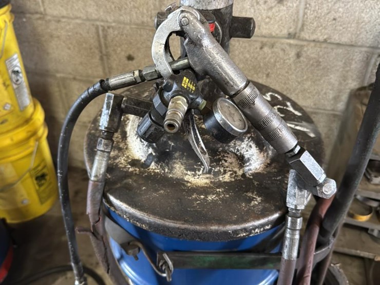 #125-•-air-operated-greece-zerk-oil-pump-with-cart-image-5