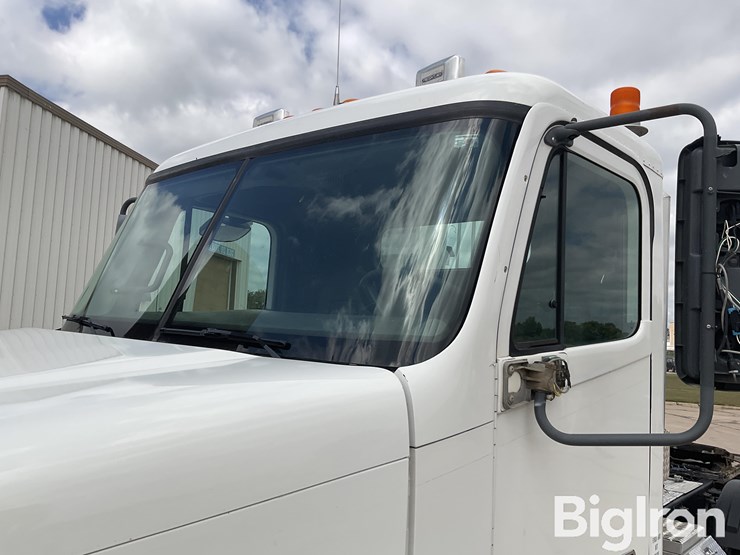 2006-freightliner-columbia-120-image-12