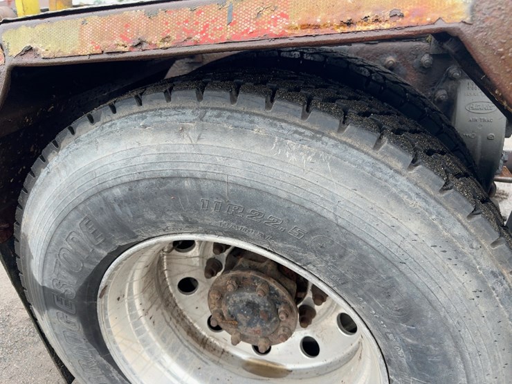 2005-peterbilt-335-image-13