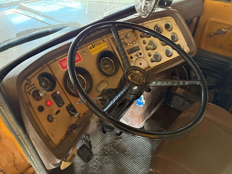 1983-ford-9000-image-24
