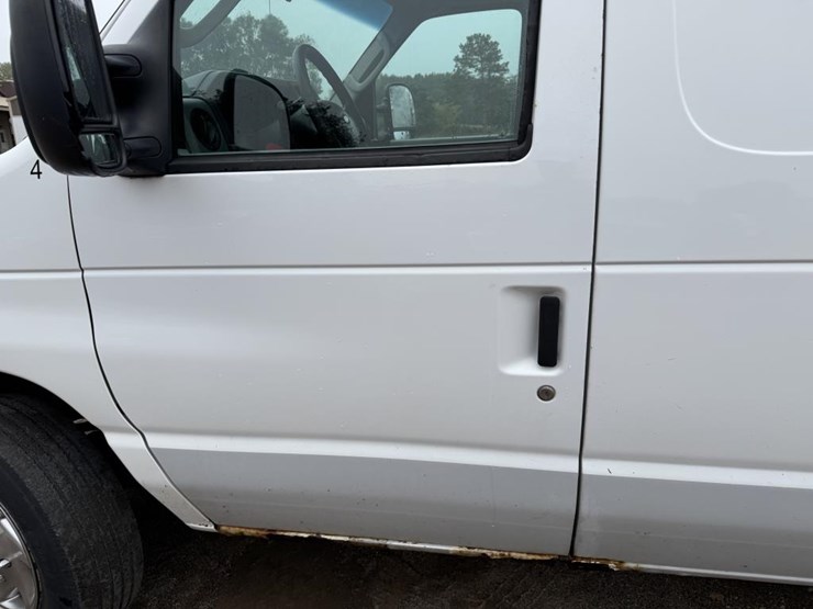 2011-ford-cargo-image-15