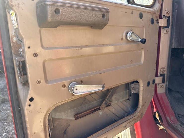 #1815-•-1985-international-1954-cab-and-chassis-image-40