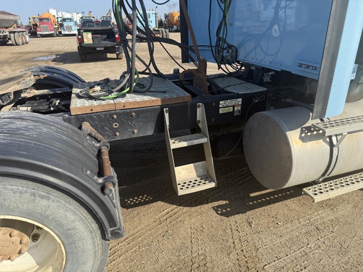2015-kenworth-t800-image-16
