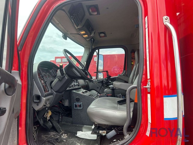 2016-freightliner-m2-106-braun-ambulance-image-40