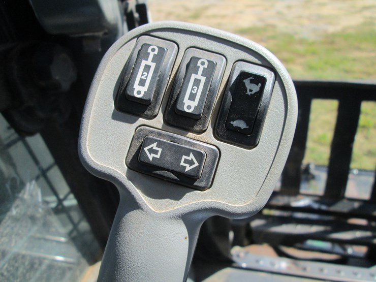 new-holland-l228-image-27