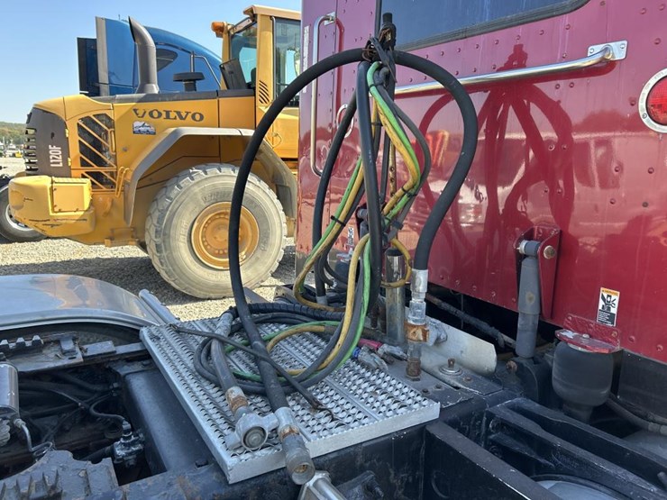 2012-peterbilt-389-image-16