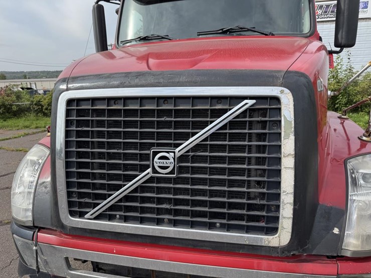 #1097-•-2006-volvo-ve-d12-sleeper-semi-tractor-image-10