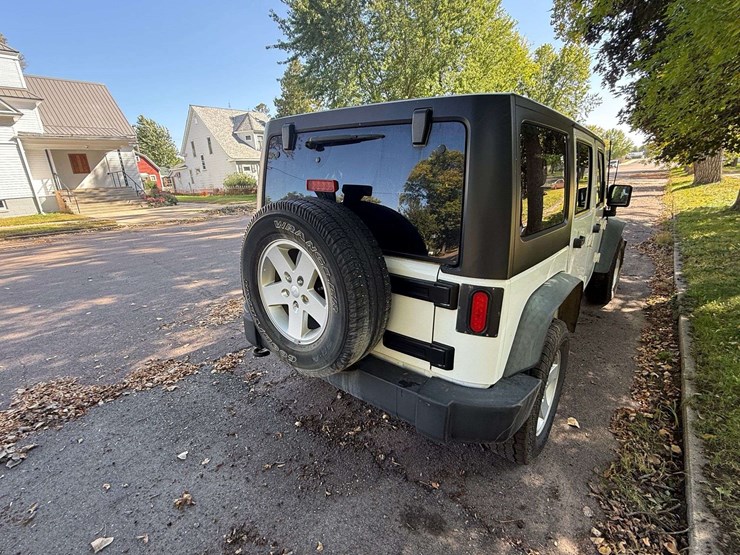 2011-jeep-wrangler-sport-image-8