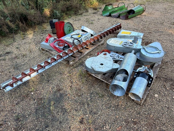 6”-bin-sweep-auger,-10’6”-long-with-misc-grain-bin-accessories-image-3