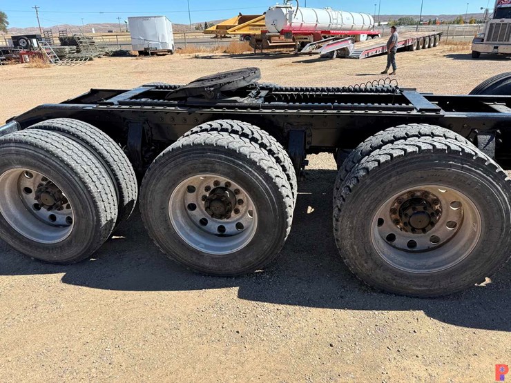 2012-peterbilt-367-image-25