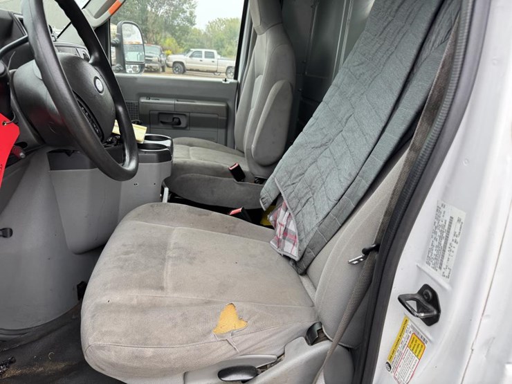 2013-ford-cargo-image-30