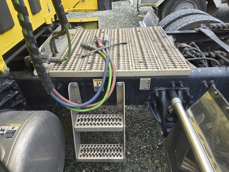 2019-peterbilt-579-image-32