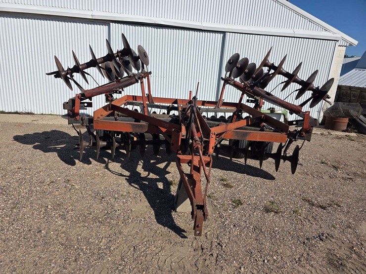 ih-470-tandem-disk,-manual-fold-wings,-9.5l-14-tires-on-6-bolt-rims,-hydraulic-lift,-rear-hitch,-dis-image-2
