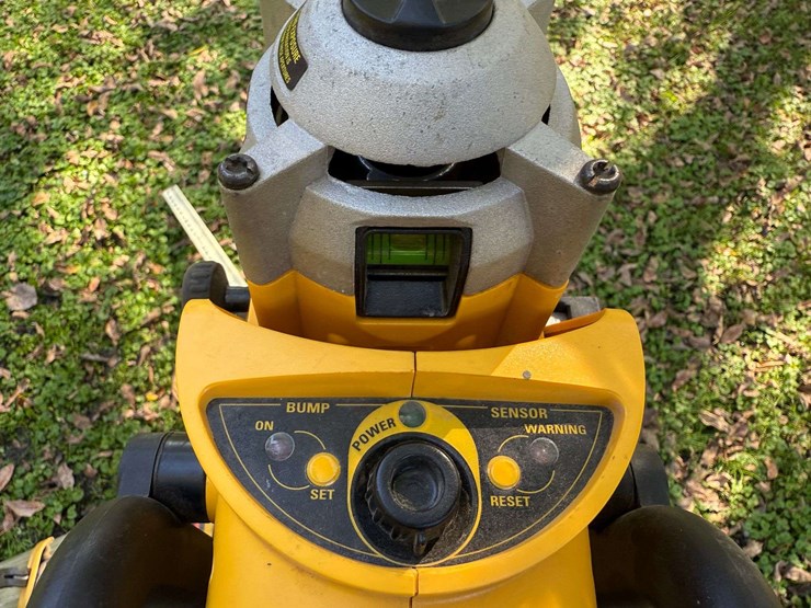 dewalt-dw073-cordless-rotary-laser,-with-grade-stick,-charger,-and-18v-battery,-tripod-and-case,-in-image-4