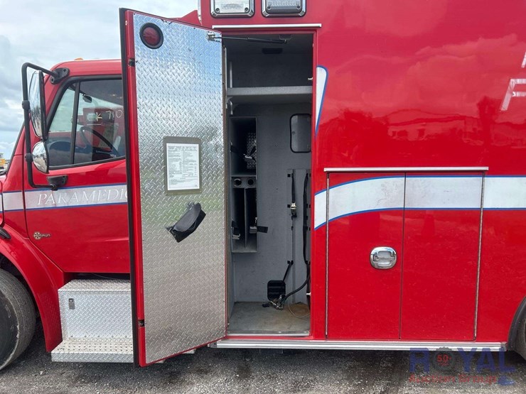 2016-freightliner-m2-106-braun-ambulance-image-19