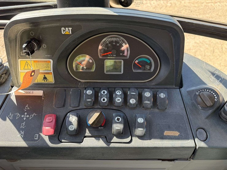 2014-caterpillar-420f-image-52