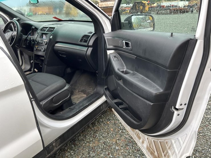 2017-ford-explorer-image-33